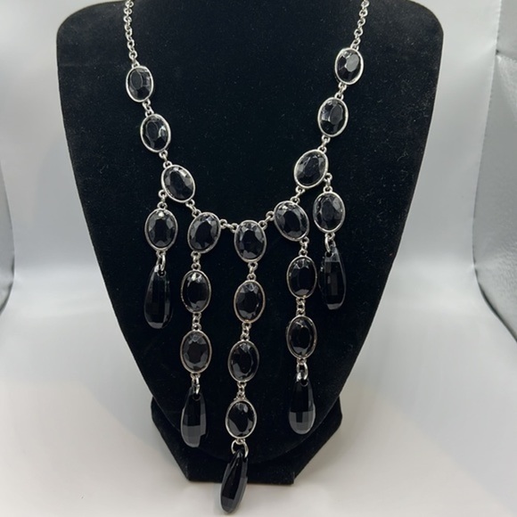Jewelry - Black and Silver 5 Drop Necklace 13 inches